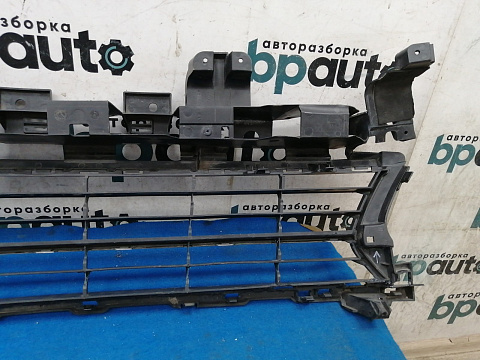 Фотография детали AA030551; Решетка переднего бампера (622542439R) для Renault Logan II (2013-2018)/БУ; Оригинал; Р1, Мелкий дефект; . Фото номер 13