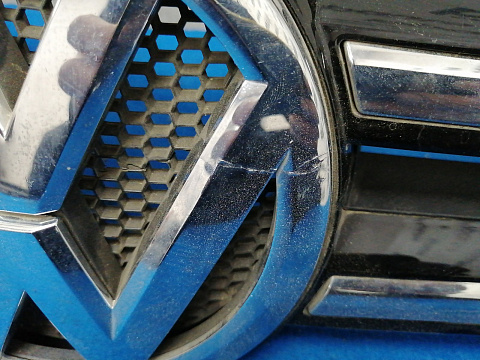 Фотография детали AA027756; Решетка радиатора (7P6853651C) для Volkswagen Touareg II (2010-2014)/БУ; Оригинал; Р1, Мелкий дефект; . Фото номер 4