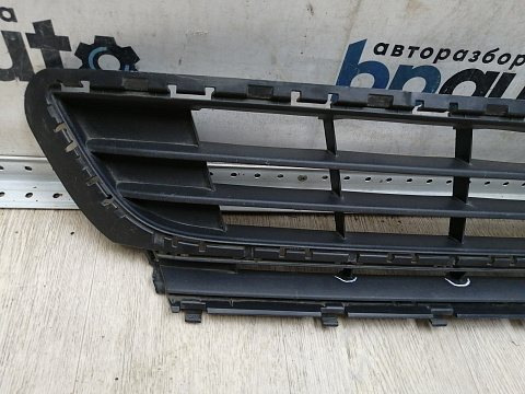 Фотография детали AA046153; Решетка переднего бампера (5G0853677) для Volkswagen Golf/БУ; Оригинал; Р1, Мелкий дефект; . Фото номер 2