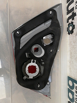 AA044243; Фонарь внутренний правый, в крышку баг. (81581-33220) для Toyota Camry 50 (2012 — 2014)/БУ; Оригинал; Р0, Хорошее; 