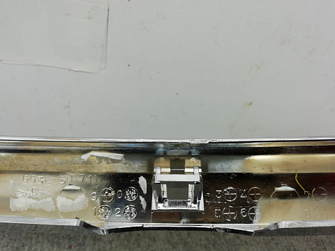 Фотография детали AA003602; Хром решетки радиатора верхний (GG3E50711) для Mazda 626 V (GF) (1997-2002)/БУ; Оригинал; Р0, Хорошее; . Фото номер 7