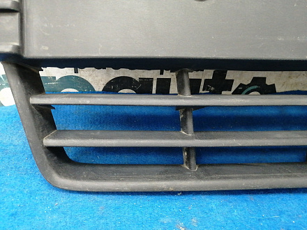 AA032237; Решетка переднего бампера центральная, матовая (BM51-17K945-A) для Ford Focus/БУ; Оригинал; Р1, Мелкий дефект; 
