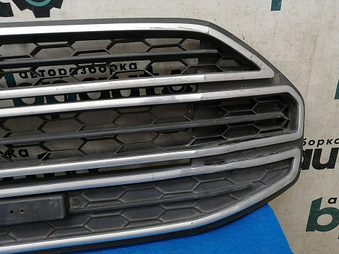 Фотография детали AA028233; Решетка переднего бампера (CN15-17B968) для Ford EcoSport I (2014-2018)/БУ; Оригинал; Р2, Удовлетворительное; . Фото номер 2
