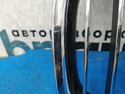 Фотография детали AA031465; Решетка радиатора левая, 13 перемычек (51137211657) для BMW 7 серия F01 F02/БУ; Оригинал; Р1, Мелкий дефект; . Фото номер 4