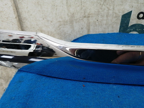 Фотография детали AA029354; Накладка крышки багажника хром (5817A261) для Mitsubishi Pajero Sport III (2015-2020)/БУ; Оригинал; Р1, Мелкий дефект; . Фото номер 5