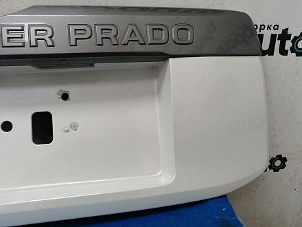 AA031418; Накладка крышки багажника (76801-60461) для Toyota Land Cruiser Prado/БУ; Оригинал; Р0, Хорошее; (070) Белый перламутр 3х. сл.