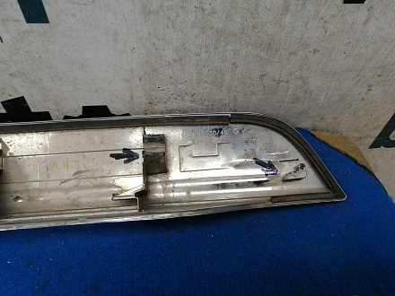 AA030911; Накладка крышки багажника; под камер. (76801-48330) для Toyota Highlander II рест. (2010 - 2013)/БУ; Оригинал; Р2, Удовлетворительное; 