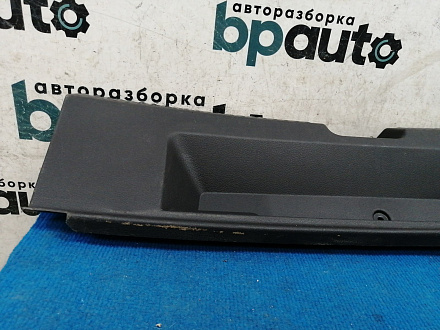 AA036198; Накладка задней панели (6RU863459A) для Volkswagen Polo/БУ; Оригинал; Р1, Мелкий дефект; 