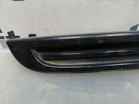 Фотография детали AA045579; Накладка переднего бампера левая (L8A2-17D750-AA) для Land Rover Range Rover Velar L560 (2017 - 2023)/БУ; Оригинал; Р1, Мелкий дефект; . Фото номер 3