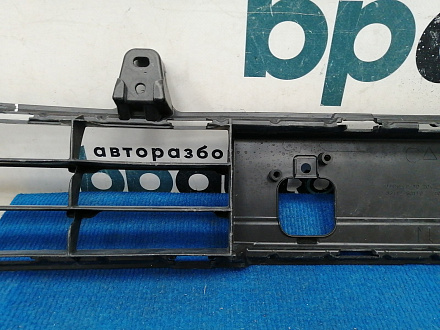 AA037747; Решетка переднего бампера (53112-60110) для Toyota Land Cruiser 200 рест. (2012 — 2015)/БУ; Оригинал; Р1, Мелкий дефект; 