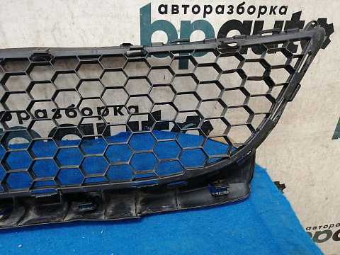 Фотография детали AA033703; Решетка переднего бампера (8200752803) для Renault Logan I рест. (2009-2015)/БУ; Оригинал; Р1, Мелкий дефект; . Фото номер 15