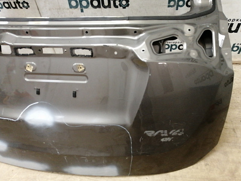 Фотография детали AA043228; Крышка багажника (67005-42430) для Toyota Rav4 40 (2013 — 2015)/БУ; Оригинал; Р2, Удовлетворительное; . Фото номер 13