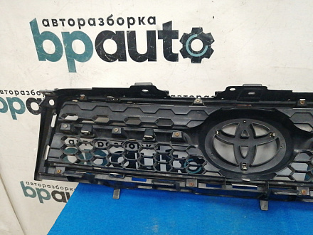 AA039467; Решетка радиатора (53111-42140) для Toyota Rav4 30 рест. V 2.0 (2009 - 2010)/БУ; Оригинал; Р1, Мелкий дефект; 