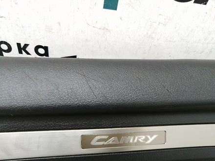AA012131; Накладка порога внутренняя задняя левая (67918-33070) для Toyota Camry/БУ; Оригинал; Р1, Мелкий дефект; 