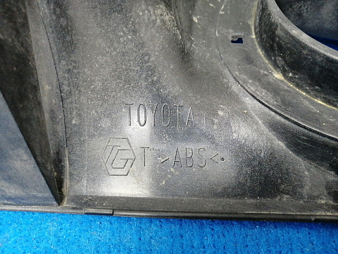 Фотография детали AA026652; Накладка на решетку радиатора (53122-0K020) для Toyota Hilux VII (2005 - 2011)/БУ; Оригинал; Р1, Мелкий дефект; . Фото номер 12