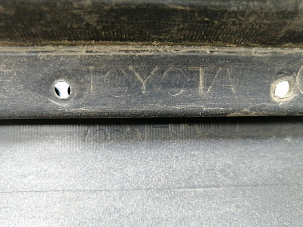 AA013530; Накладка порога правая, пластик (75851-05010) для Toyota Avensis/БУ; Оригинал; Р2, Удовлетворительное; 