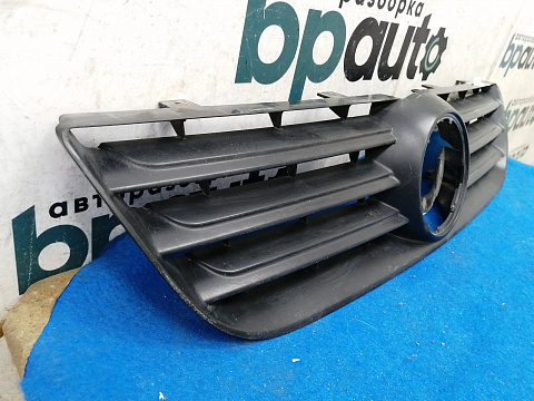Фотография детали AA027853; Решетка радиатора (6Q0853653E) для Volkswagen Polo IV рест. (2005-2009)/БУ; Оригинал; Р1, Мелкий дефект; . Фото номер 2