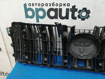 AA016922; Решетка радиатора; под камер. (53101-60660) для Toyota Land Cruiser Prado 150 (2010 — 2013)/БУ; Оригинал; Р1, Мелкий дефект; 
