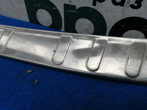 Фотография детали AA020366; Накладка заднего бампера верхняя (PZ467X0540ZA) для Toyota Rav4 40 (2013 — 2015)/БУ; Оригинал; Р1, Мелкий дефект; . Фото номер 4