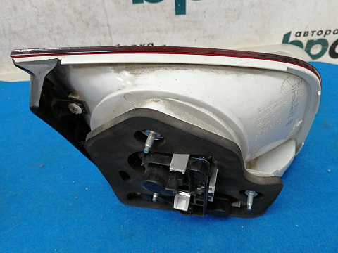 Фотография детали AA025111; Фонарь в крышку багажника правый (7L6945094H) для Volkswagen Touareg I (2002- 2007)/БУ; Оригинал; Р1, Мелкий дефект; . Фото номер 5