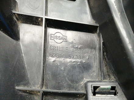 AA033615; Решётка радиатора (62310-5X00A) для Nissan/БУ; Оригинал; Р1, Мелкий дефект; 
