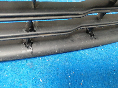 Фотография детали AA031031; Решетка переднего бампера (C1BB-17K945-A) для Ford Fiesta/БУ; Оригинал; Р1, Мелкий дефект; . Фото номер 5