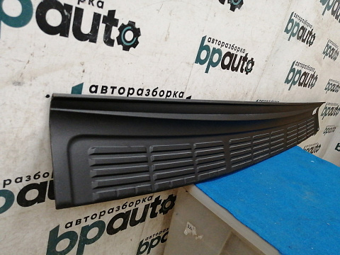 Фотография детали AA035851; Накладка заднего бампера (52162-60040)/БУ; Оригинал; Р1, Мелкий дефект; . Фото номер 2