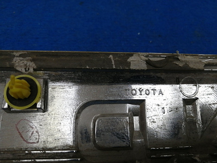 AA015809; Накладка крышки багажника верхняя хром (76801-60180) для Toyota Land Cruiser/БУ; Оригинал; Р2, Удовлетворительное; 