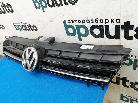 Фотография детали AA027391; Решетка радиатора (5G0853653E) для Volkswagen Golf/БУ; Оригинал; Р2, Удовлетворительное; . Фото номер 3