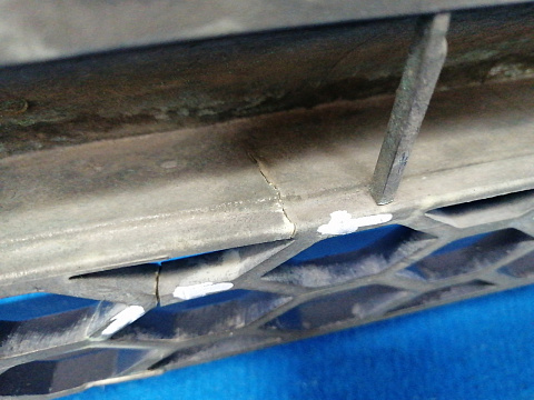 Фотография детали AA028830; Решетка радиатора (86561-2B010) для Hyundai Santa Fe II (2006-2009)/БУ; Оригинал; Р1, Мелкий дефект; . Фото номер 11