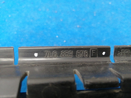 AA027382; Решетка переднего бампера нижняя (7L6853678F) для Volkswagen Touareg I рест. (2007- 2010)/БУ; Оригинал; Р1, Мелкий дефект; 
