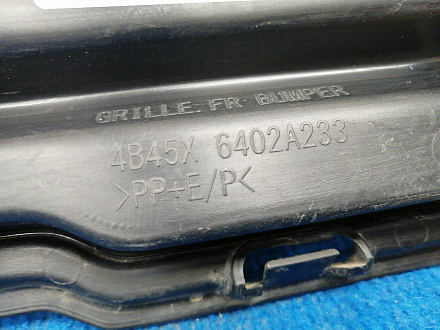AA037755; Решетка переднего бампера (6402A233) для Mitsubishi Outlander/БУ; Оригинал; Р1, Мелкий дефект; 