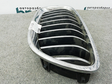 AA004501; Решетка радиатора левая, 10 перемычек (51137336477) для BMW 5 серия F10 F11/БУ; Оригинал; Р1, Мелкий дефект; 