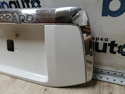 AA045273; Накладка крышки багажника, без кнопок (76811-60190) для Toyota Land Cruiser Prado 150 (2010 — 2013)/БУ; Оригинал; Р0, Хорошее; (070) Белый перламутр 3х. сл.