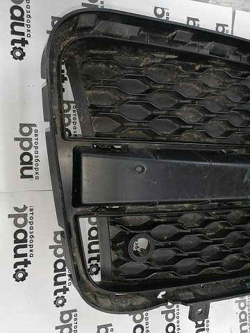 Фотография детали AA045542; Решетка переднего бампера правая; под паркт. (HK83-8B289-AA) для Jaguar F-Pace I (2016-2020)/БУ; Оригинал; Р0, Хорошее; . Фото номер 2