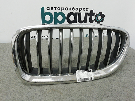 AA004501; Решетка радиатора левая, 10 перемычек (51137336477) для BMW 5 серия F10 F11/БУ; Оригинал; Р1, Мелкий дефект; 