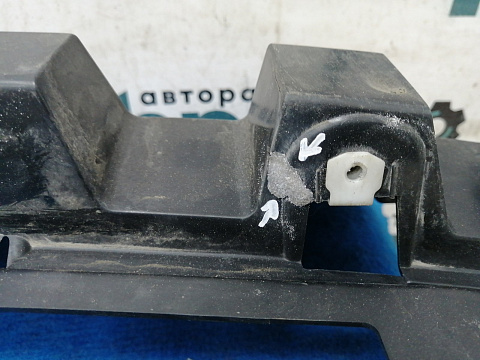 Фотография детали AA017945; Кронштейн заднего бампера центральный (J8A2-17A793-AD) для Land Rover Range Rover Velar L560 (2017 - 2023)/БУ; Оригинал; Р1, Мелкий дефект; . Фото номер 3