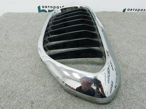 Фотография детали AA004538; Решетка радиатора левая (51137383519) для BMW 5 серия G30 G31/БУ; Оригинал; Р1, Мелкий дефект; . Фото номер 3