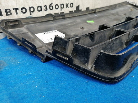 AA032244; Решетка переднего бампера центральная, глянцевая (BM51-17K945-E) для Ford Focus/БУ; Оригинал; Р1, Мелкий дефект; 