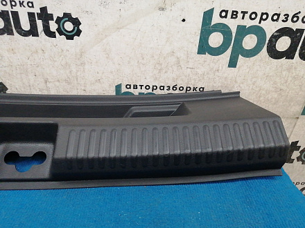 AA036196; Накладка задней панели (6RU863459A) для Volkswagen Polo/БУ; Оригинал; Р1, Мелкий дефект; 