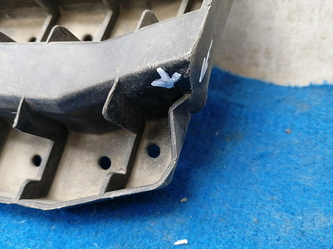 Фотография детали AA031847; Усилитель переднего бампера верхний, пластик (52614-0K010) для Toyota Hilux VIII (2015 - 2020)/БУ; Оригинал; Р1, Мелкий дефект; . Фото номер 10
