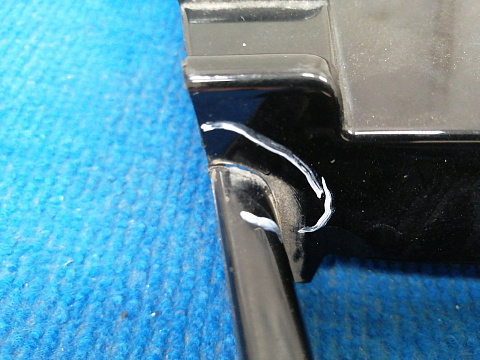 Фотография детали AA036609; Решетка переднего бампера центральная, глянцевая; под паркт. (BM51-17K945-F) для Ford Focus/БУ; Оригинал; Р1, Мелкий дефект; . Фото номер 9
