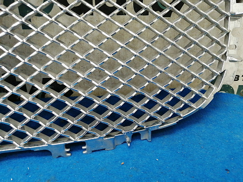 Фотография детали AA032701; Решетка радиатора (CX23-8A100-AA) для Jaguar XF I рест. (2011-2015)/БУ; Оригинал; Р1, Мелкий дефект; . Фото номер 3