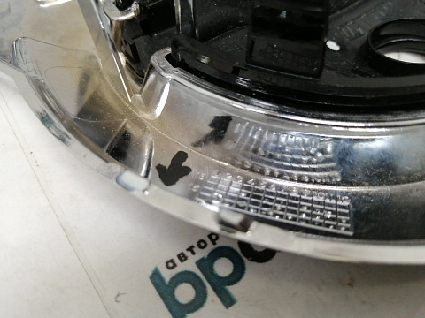 Фотография детали AA038060; Эмблема на решетку радиатора (31383645) для Volvo XC90 II (2014-2019)/БУ; Оригинал; Р1, Мелкий дефект; . Фото номер 3