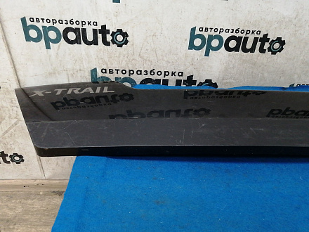 AA030539; Накладка крышки багажника нижняя, пластик (90901-JG00A) для Nissan X-Trail T31/БУ; Оригинал; Р1, Мелкий дефект; 