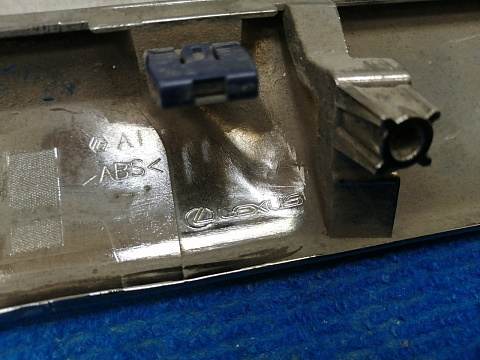 Фотография детали AA043997; Молдинг на решетку радиатора нижний (53122-78010) для Lexus NX рест. (2017-2021)/БУ; Оригинал; Р1, Мелкий дефект; . Фото номер 15