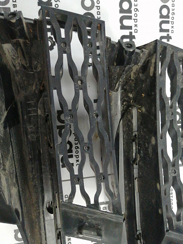 Фотография детали AA045547; Решетка переднего бампера левая (J8A2-17E852-AB) для Land Rover Range Rover Velar L560 (2017 - 2023)/БУ; Оригинал; Р1, Мелкий дефект; . Фото номер 9