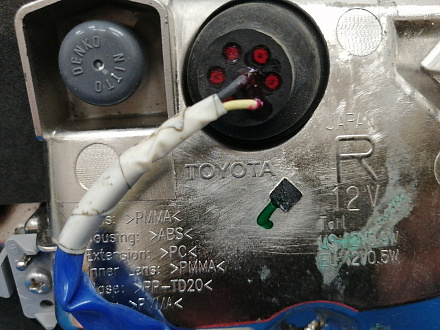 AA033915; Фонарь в крышку багажника правый (81580-60210) для Lexus LX570, LX450D (2008 — 2011)/БУ; Оригинал; Р1, Мелкий дефект; 