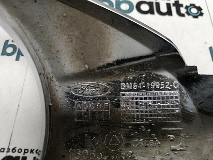 AA032755; Накладка ПТФ правая (BM51-19952) для Ford Focus/БУ; Оригинал; Р1, Мелкий дефект; 