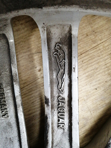 Фотография детали AA033558; Диск литой, 19x8.5J, 5x108, ET45 (HK83-1007-DA) для Jaguar F-Pace I (2016-2020)/БУ; Оригинал; Р1, Мелкий дефект; . Фото номер 10